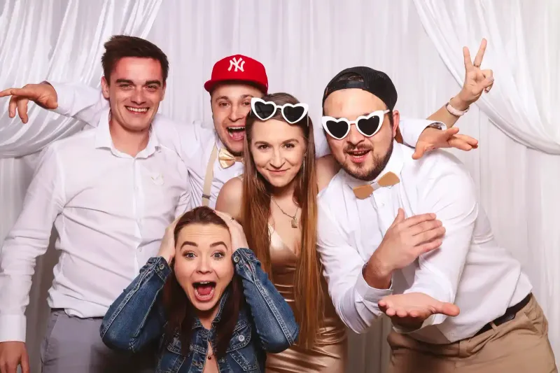 Hosté s rekvizitami ve fotokoutku