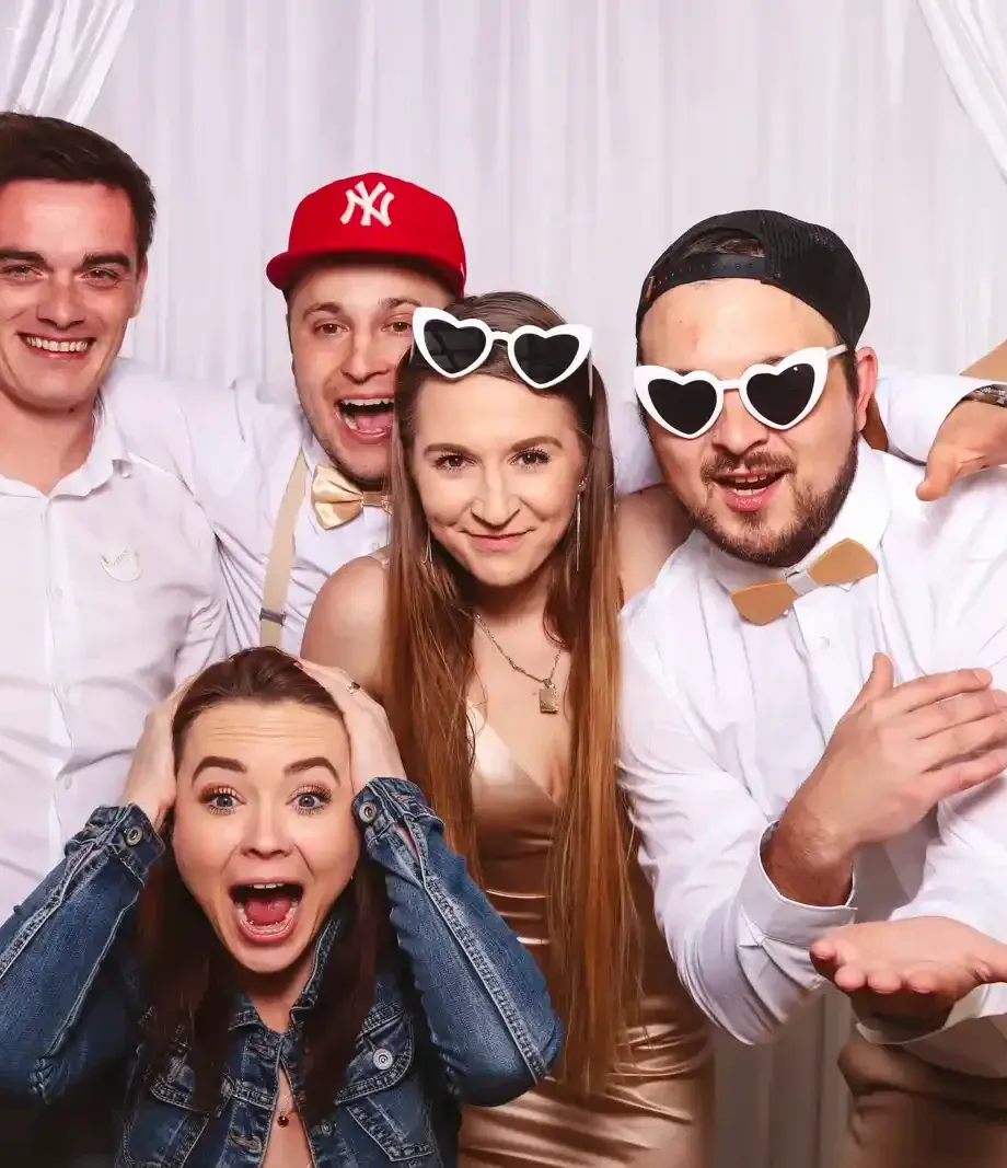 Hosté s rekvizitami ve fotokoutku
