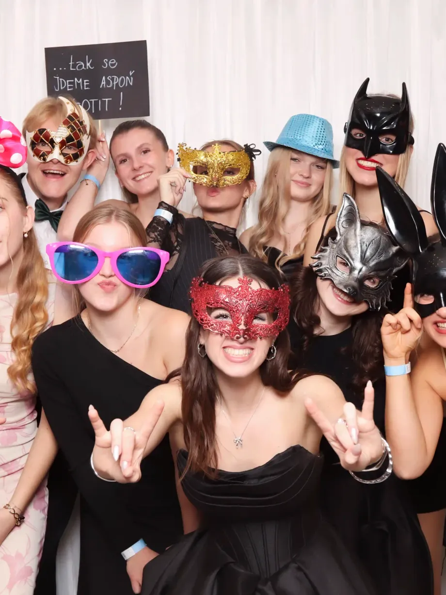 Hosté v maskách před bílým pozadím fotokoutku