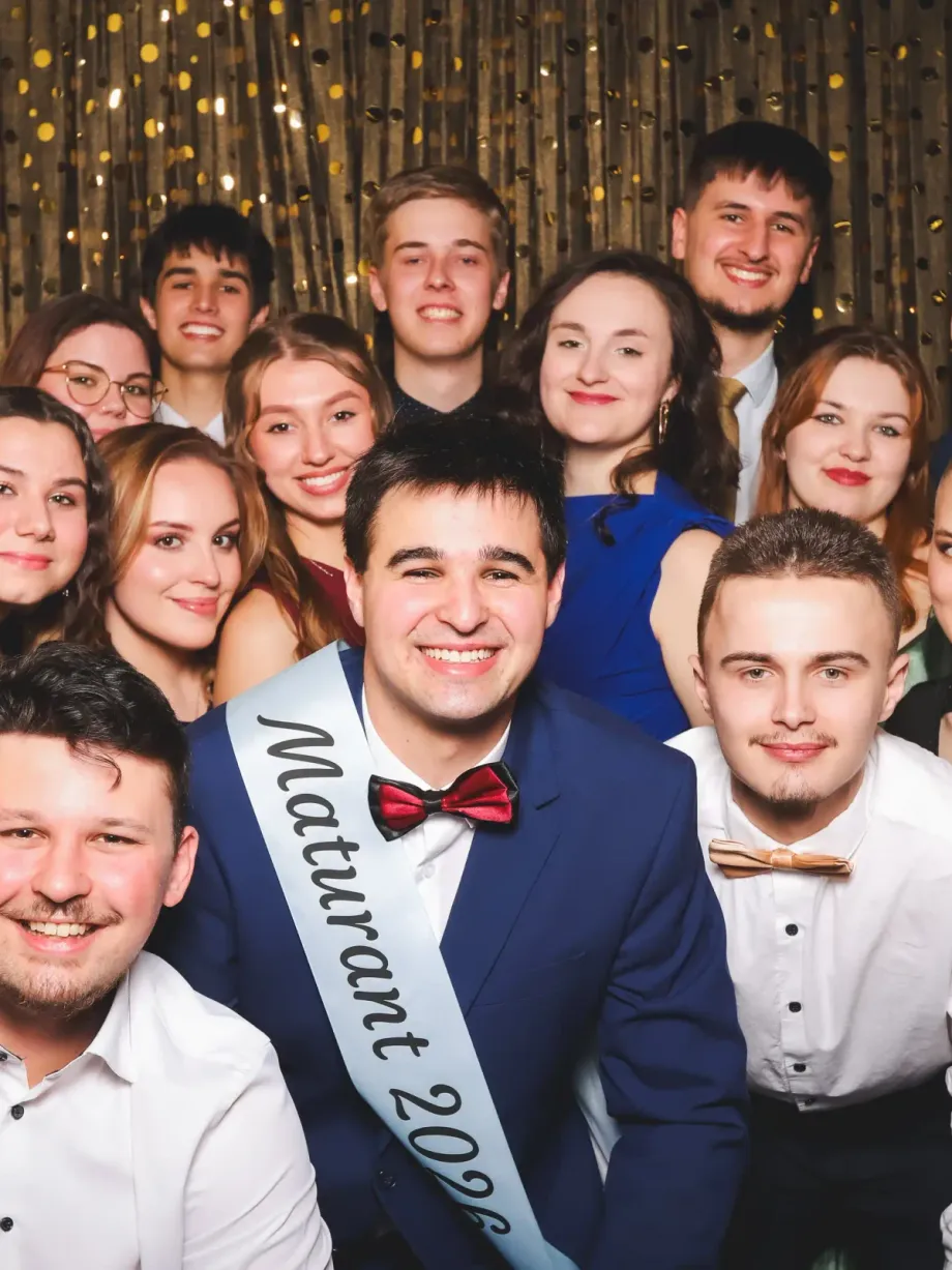 Maturitní třída ve fotokoutku na plese