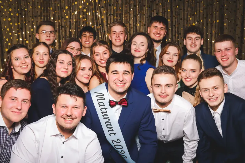 Maturitní třída ve fotokoutku na plese