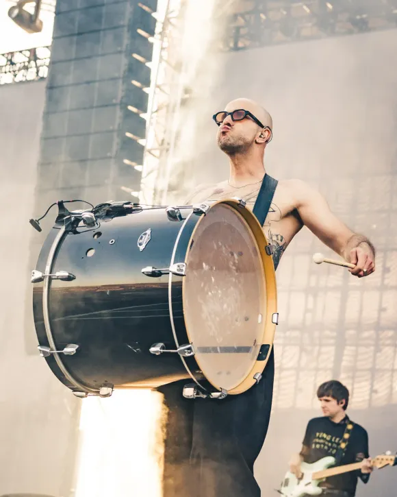 Bubeník s velkým bubnem na festivalovém pódiu