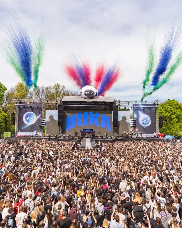 Hlavní festivalové pódium a dav v denním světle