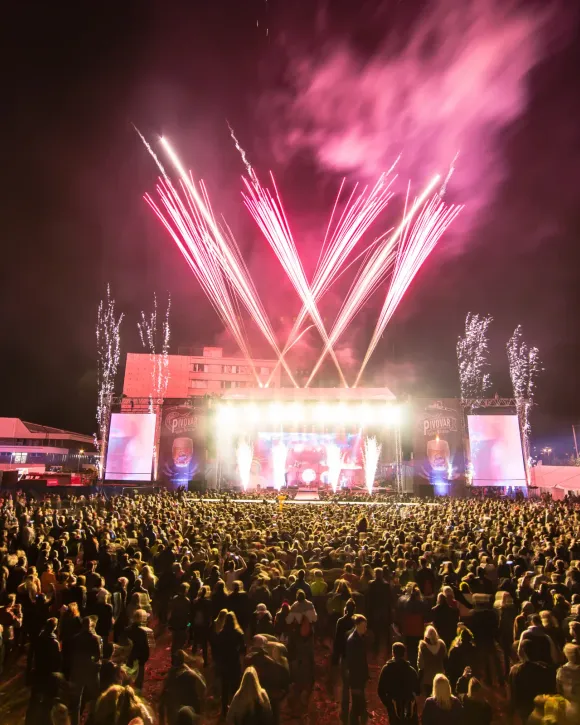 Pyrotechnika nad festivalovou scénou za soumraku