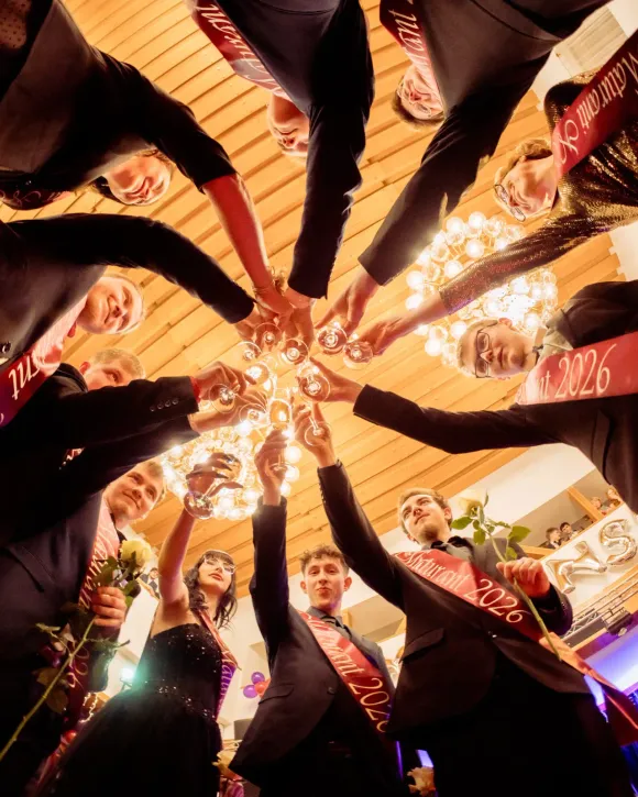 Přípitek maturantů ve společném kruhu