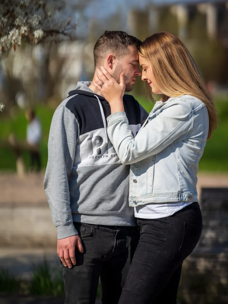Pár čelo na čelo v rozkvetlém parku