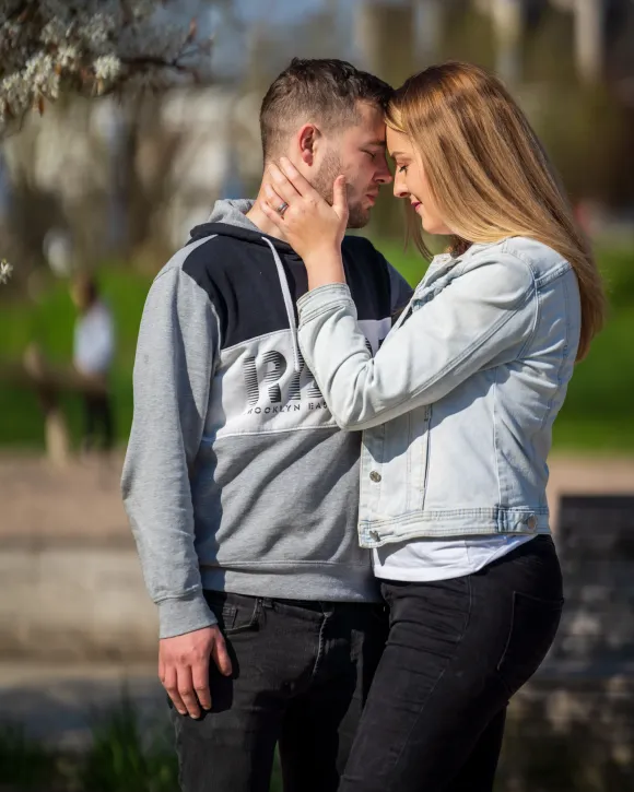 Pár čelo na čelo v rozkvetlém parku