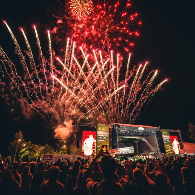 Ohňostroj nad festivalovým davem