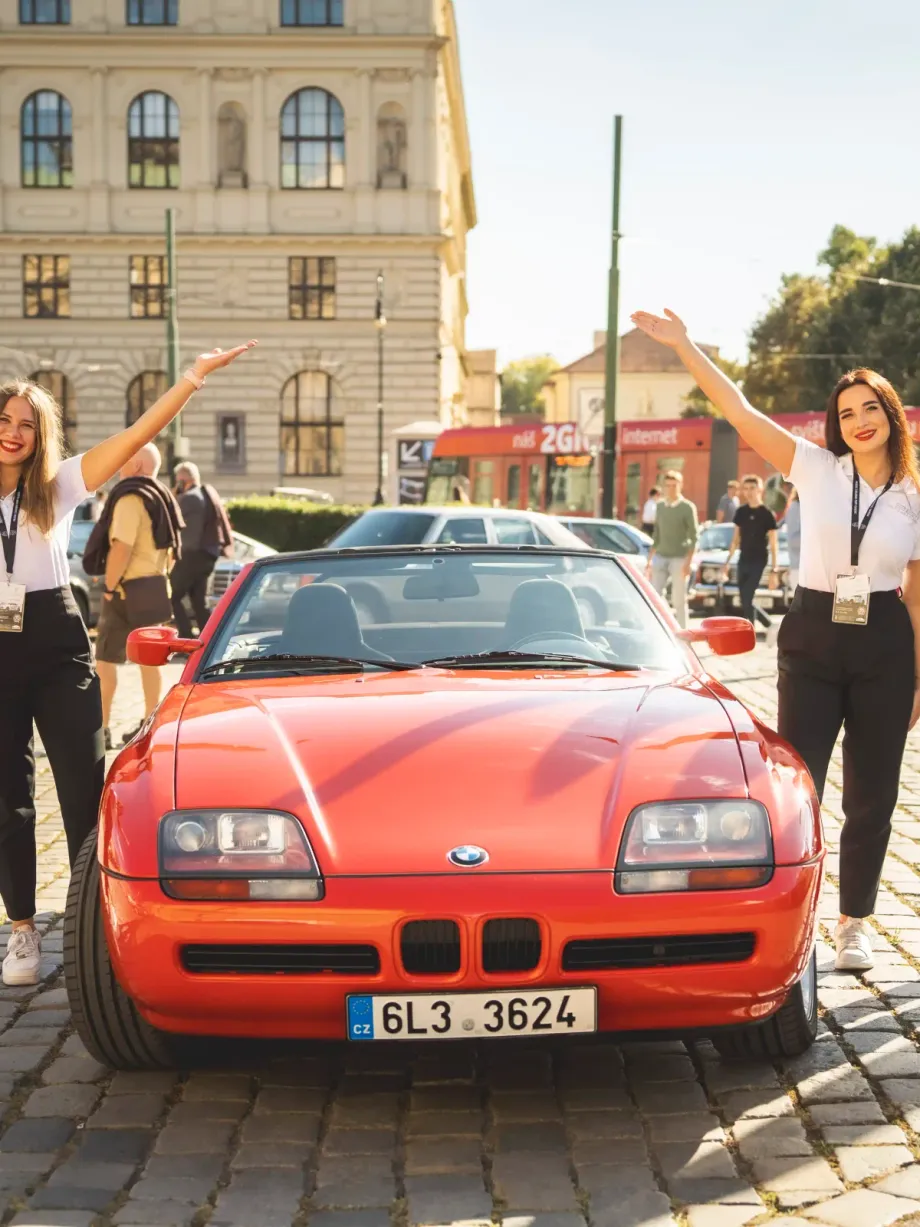 Tým organizátorů u startovního vozu