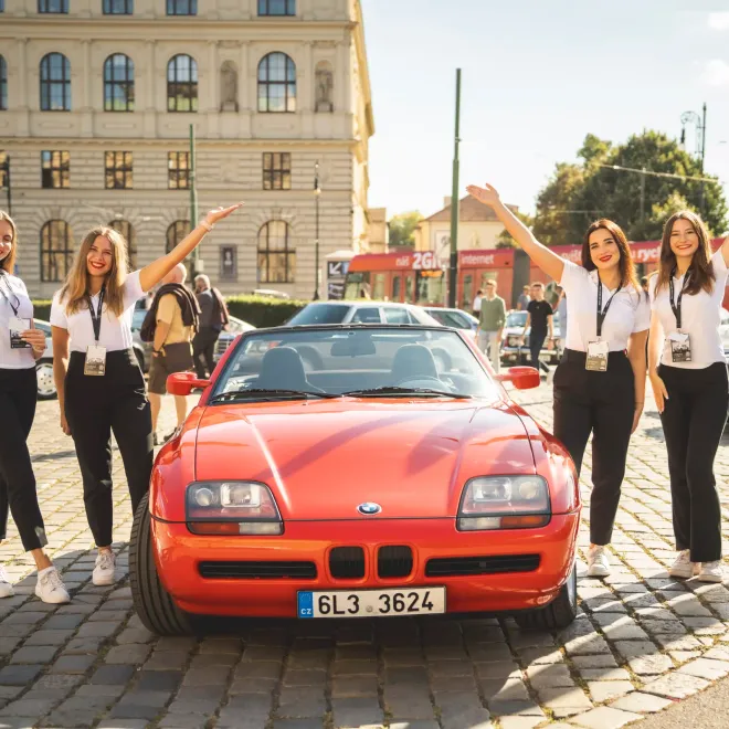Tým organizátorů u startovního vozu