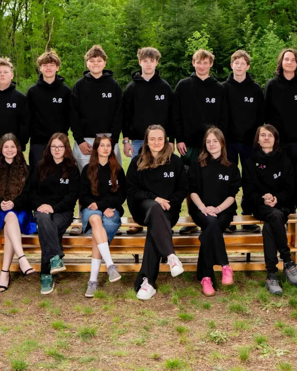 Třída v jednotných mikinách s označením ročníku