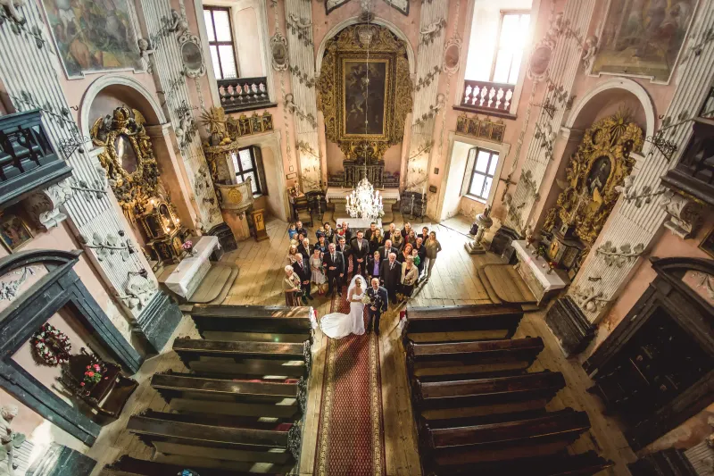 Svatební obřad v kostele z ochozu