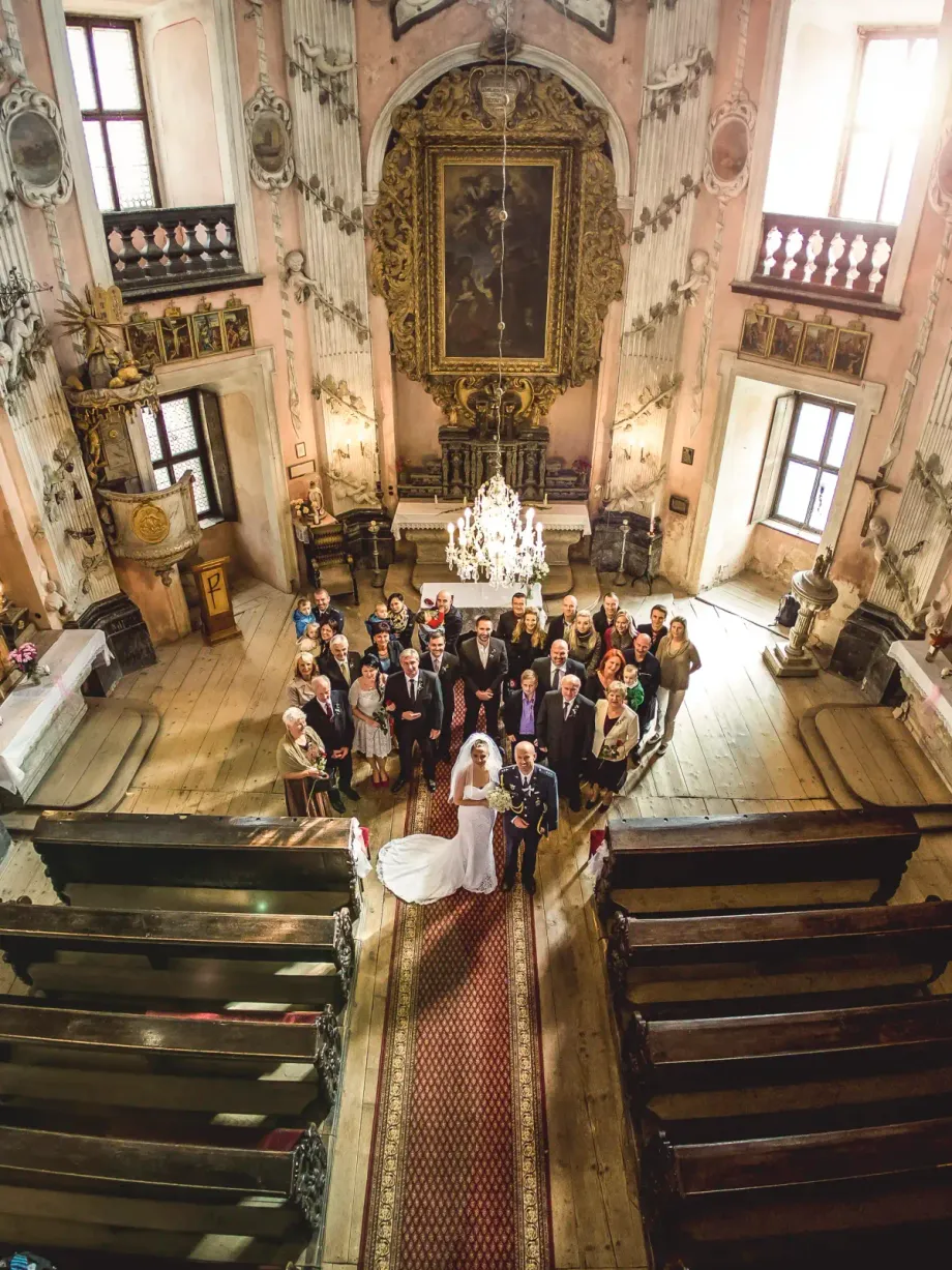 Svatební obřad v kostele z ochozu