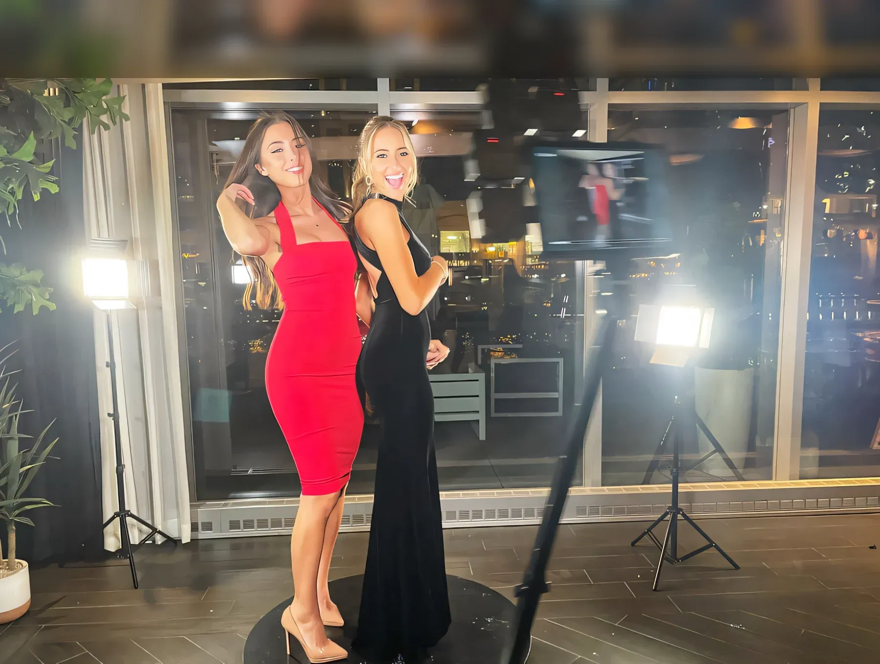 Dvě ženy ve společenských šatech na plošině 360° videokoutku